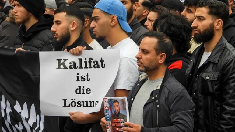 „Califatul este soluția” – Mii de islamiști au ieșit în stradă în Hamburg