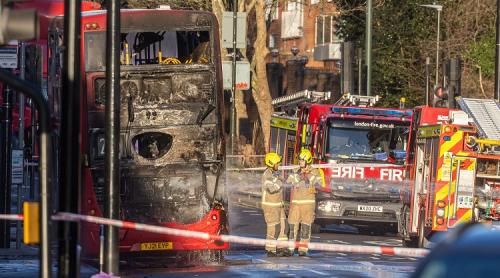 Londra: Autobuzele electrice au fost retrase după ce un autobuz cu etaj a luat foc