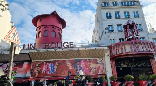 Paris: aripile morii de la Moulin Rouge s-au prăbușit 