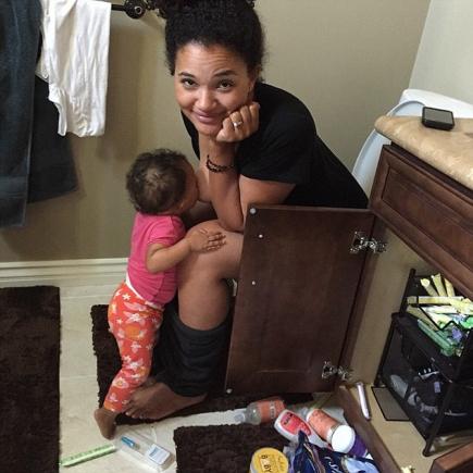 Dezgustător sau normal? Instagram: mamă pe vasul de toaletă, alăptându-și copilul!