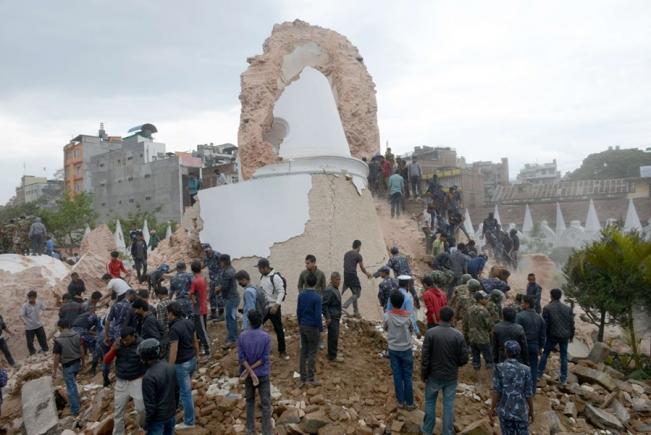 Centrul istoric al capitalei nepaleze a fost distrus de cutremur