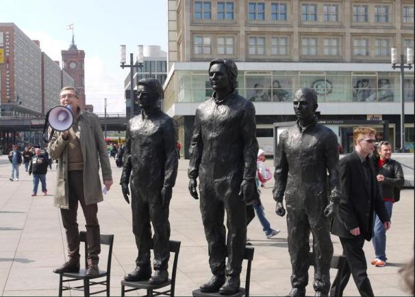 Snowden, Assange şi Manning au statui la Berlin, în celebra Alexanderplatz