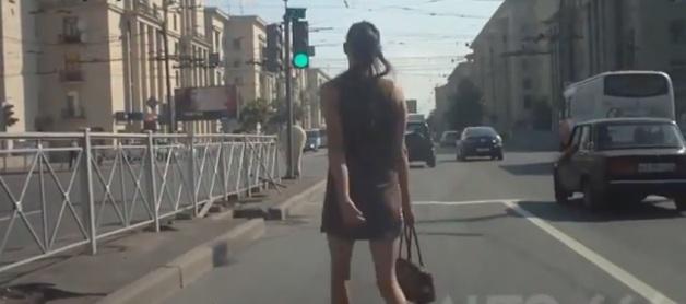 VIDEO VIRAL - 1,4 milioane de vizualizări în doar trei zile! Cum traversează strada rusoaicele