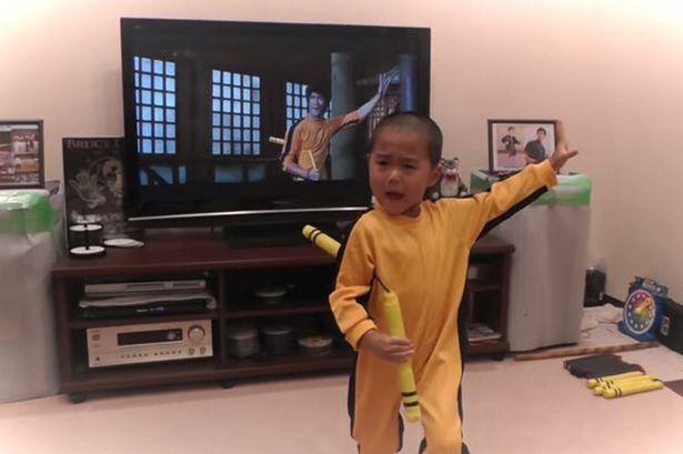 ULUITOR! Un puști de cinci ani imită perfect tehnica de luptă a lui Bruce Lee (VIDEO)
