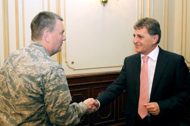 Comandantul NATO pentru operatiuni speciale si cele de informatii se afla in Romania 