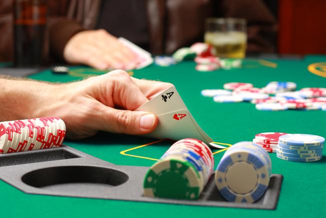 Procurorul DIICOT care juca banii de la percheziţii la jocuri de noroc, condamnat 