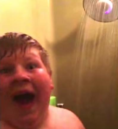 De ce stă atât sub duș?! Un tată ULUIT de ce făcea puștiul său în baie! (VIDEO)