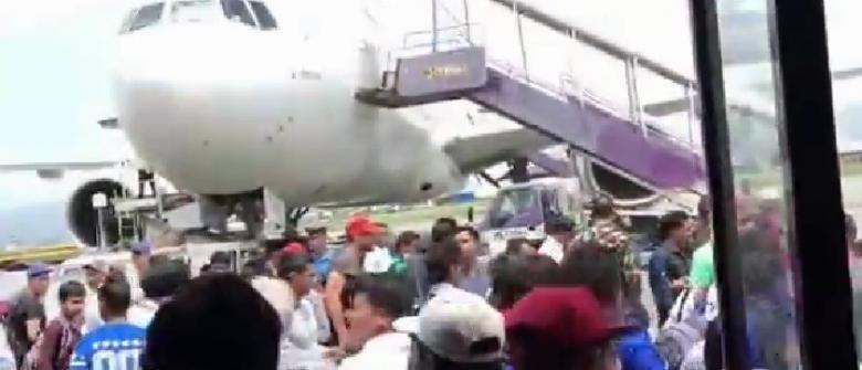 PRIMELE IMAGINI din timpul cutremurului de 7,3 din Nepal. Sute de oameni îngroziți, surprinși pe aeroportul din Kathmandu (VIDEO)