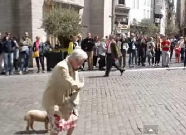 Bunica se dă în spectacol, într-o piață din Bruxelles (VIDEO)
