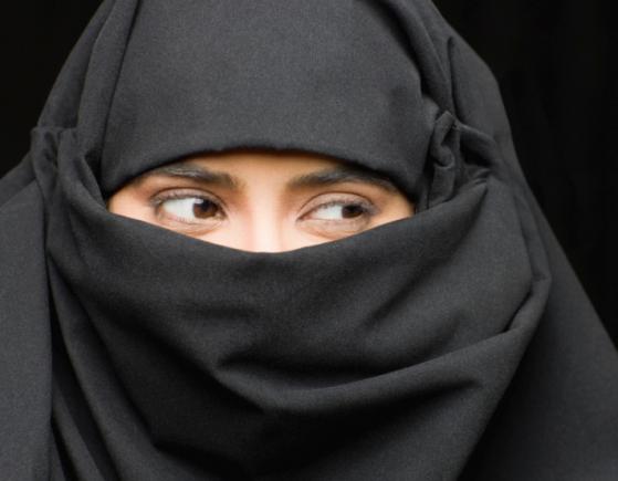 Olanda: burka, interzisă în școli, spitale și transporturile publice