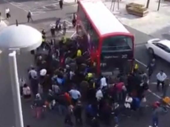 Imagini teribile. La Londra, un biciclist a intrat sub roțile unui autobuz double-deck. 100 de oameni au mișcat monstrul de 9 tone pentru a-l salva (VIDEO)