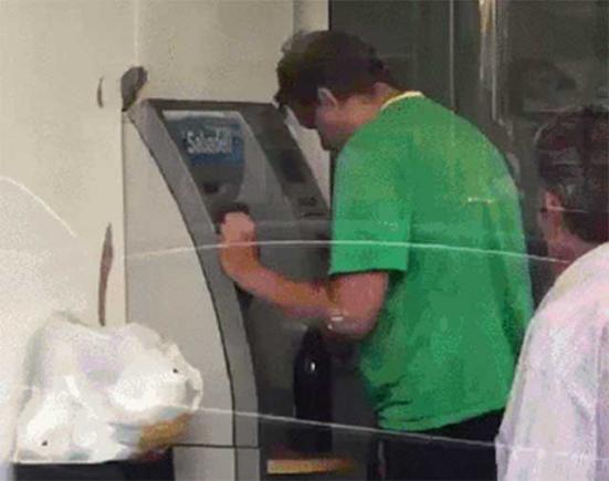 MORI DE RÂS! Este băut și vrea neapărat să scoată bani de la ATM (VIDEO)