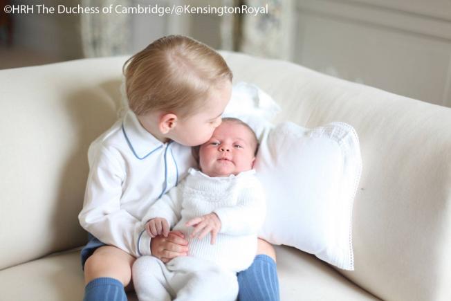 Accesări-record pe reţelele de socializare. Prima şedinţă foto cu micul prinţ şi mica prinţesă, la Londra