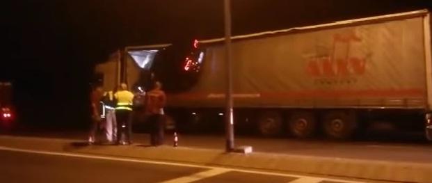 Accident spectaculos în Sibiu. Un şofer beat s-a înfipt cu maşina direct în remorca unui TIR (VIDEO)