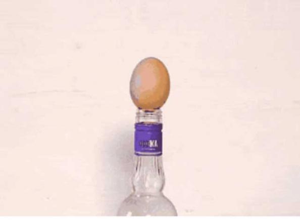 Cum să introduci un ou într-o sticlă (VIDEO)