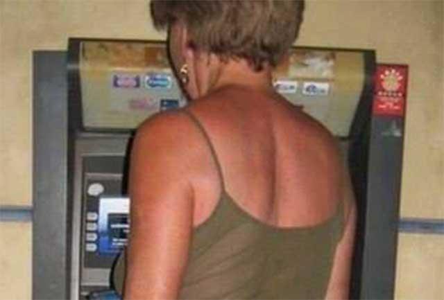 Face RAVAGII pe Facebook! O femeie cu ȚINUTĂ scoate bani de la ATM! (FOTO)