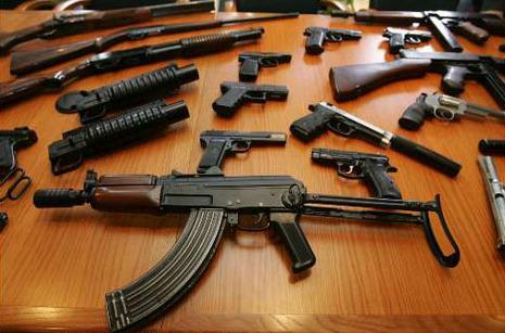 Percheziţii la persoane bănuite de contrabandă cu arme