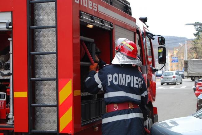 INCENDIU PUTERNIC la un depozit din Sectorul 3. O persoană a ajuns la spital cu arsuri grave