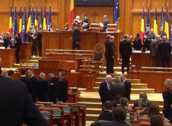 Reacţii după moţiune: PNL - vom da jos Guvernul în toamnă. PSD - Avem treabă!