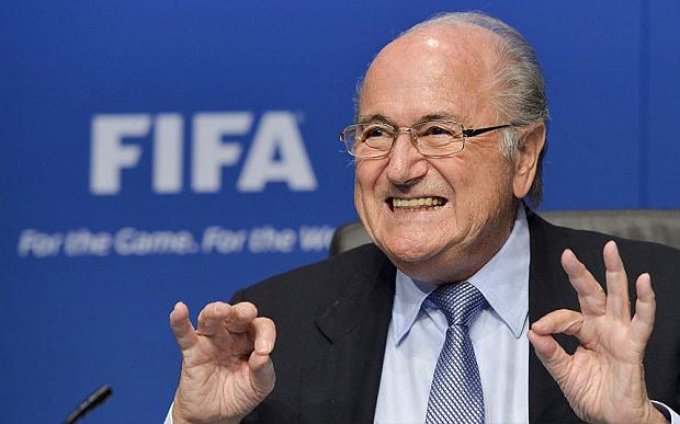 Rămâi mască. Sepp Blatter  se gândeşte să rămână la conducerea FIFA, deşi a demisionat!