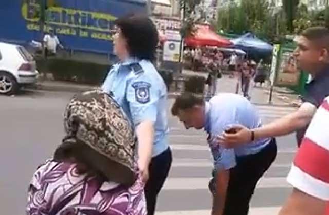 Poliția LOVEȘTE din nou în crima organizată! O BĂTRÂNICĂ este BUSCULATĂ pentru că vindea câteva legături de ceapă verde și dovlecei! (VIDEO)