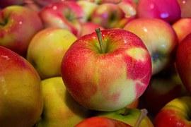 În Uniunea Europeană, majoritatea merelor conţin pesticide 