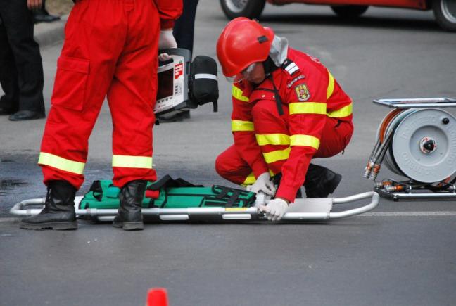 ACCIDENT GRAV ÎN BUCUREŞTI. O femeie a fost  lovită pe trecerea de pietoni. Şoferul a mai acroşat şi un taxi  