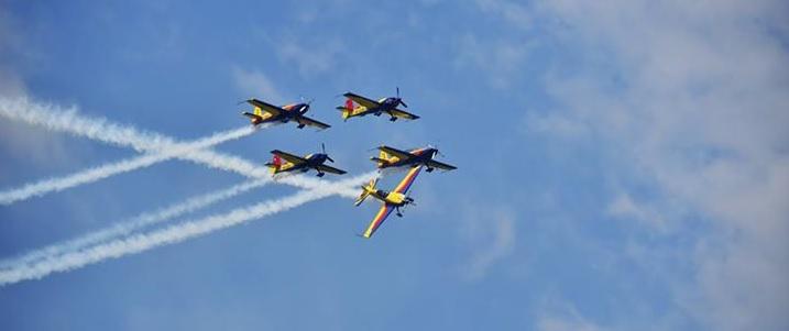 BIAS 2015, cel mai mare spactacol aviatic din România, a început pe aeroportul Băneasa. Vezi programul show-urilor aeriene (VIDEO)