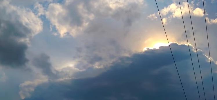 RĂMÂI CU GURA CĂSCATĂ! Un ciclist a surprins IMAGINI IREALE pe cerul din SUA. 
