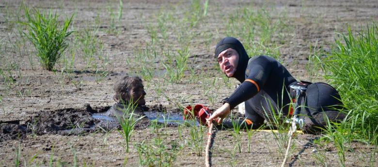 Un pompier şi-a riscat viaţa pentru a salva o bătrână înghiţită de mlaştină