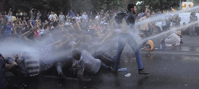 PROTESTE VIOLENTE în Armenia. <br />Poliţia a bătut jurnalişti, a reţinut sute de persoane și a dat ULTIMATUM - LIVE VIDEO