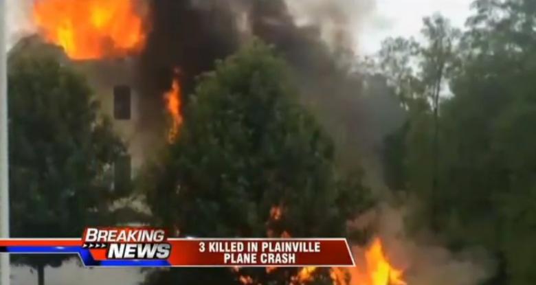 Un avion s-a PRĂBUȘIT peste o casă, în Massachusetts. Trei oameni și-au pierdut viața în accident (VIDEO)