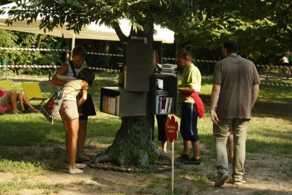 Copacul cu cărți, în Parcul Cișmigiu din București