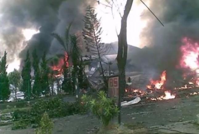 Tragedie aviatică în Indonezia. Un avion militar s-a prăbușit peste un hotel, în nordul insulei Sumatra. 30 de persoane au murit (VIDEO)