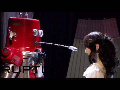 Săptămâna trecută a avut loc prima căsătorie între doi roboţi (Video)