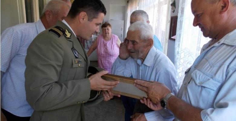 Ce gest! Un român, veteran de război, aniversat de Baza 71 Aeriană Câmpia Turzii cu survol de elicoptere și avioane subsonice (VIDEO)