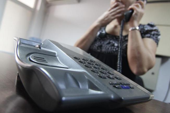 Cu un simplu telefon, DIN SPATELE GRATIILOR, i-a luat 1700 de lei. Ce a făcut o mamă crezând că-şi va salva fiul  