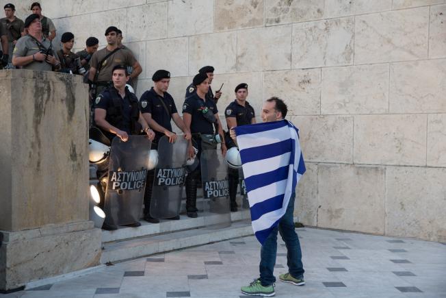 GRECIA. Miercuri, zi de greve şi zi de vot în Parlament