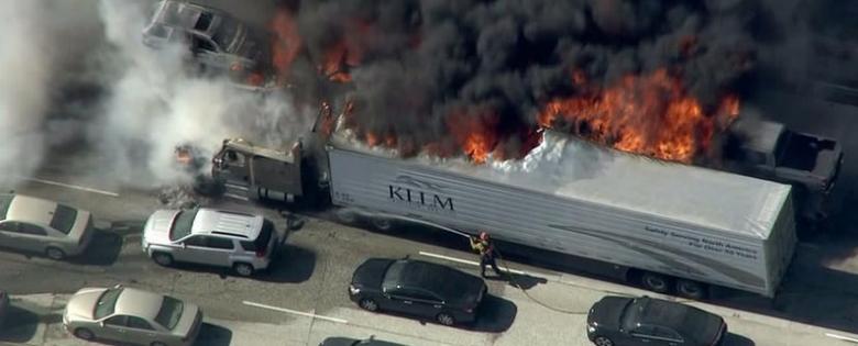 Incendiu DEVASTATOR în California. 20 de mașini ard pe o autostradă ce leagă Los Angeles de Las Vegas (VIDEO)