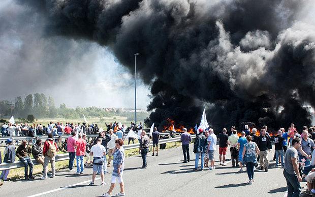 Un fum negru şi gros împiedică accesul la Eurotunnel. Ce a provocat haosul