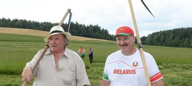 Scenă INEDITĂ în Belarus. Președintele Lukașenko l-a învățat pe Gerard Depardieu să cosească iarbă! (VIDEO)