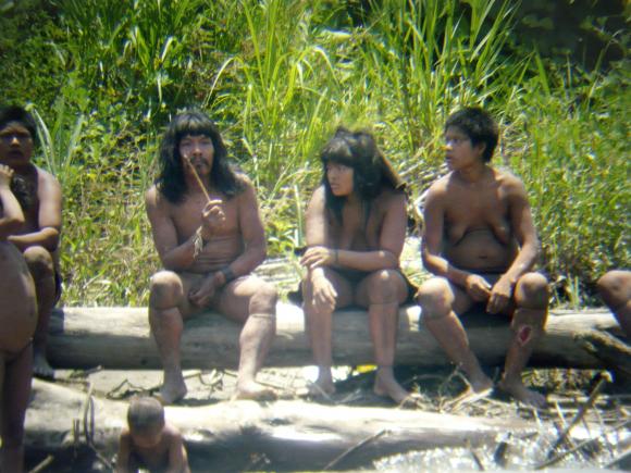 VIDEO: Imagini în premieră cu un trib amazonian, neatins de civilizaţie