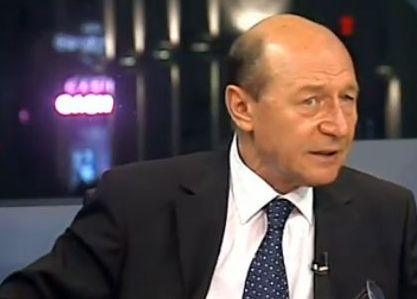 De ce vorbește Traian Băsescu singur în fața unui microfon