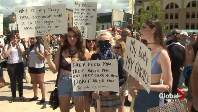 Protest topless în Canada: Dezbrăcaţi-vă cu noi! Sunt doar nişte sâni!