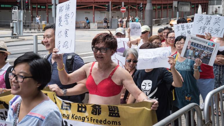 Proteste la Hong-Kong după ce o femeie care a lovit un poliţist cu sânii a fost condamnată