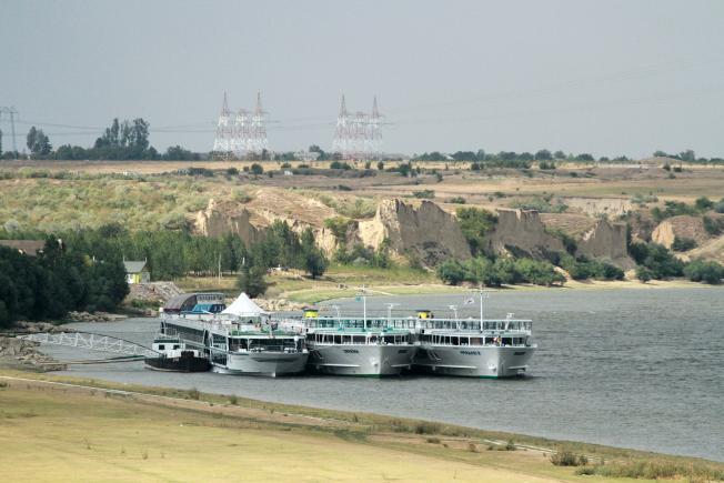 Dunarea a secat la Galați atât de mult, încât pe mijlocul albiei apa e până la glezne (VIDEO)