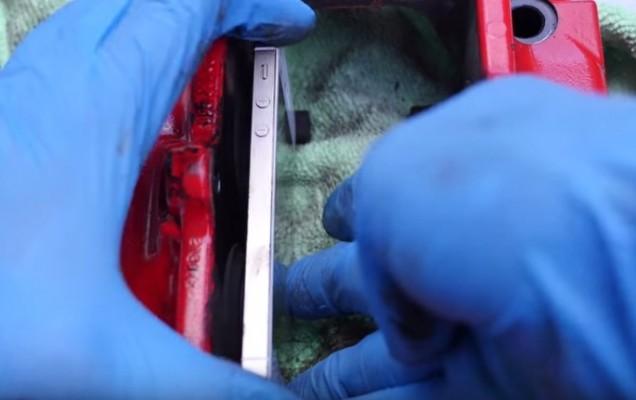 Cum frânezi un Porsche 911 cu telefoane iPhone în locul plăcuțelor de frână (VIDEO)