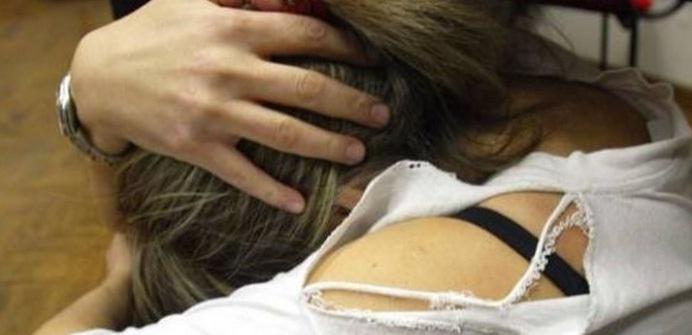 Caz şocant! Copilă de 14 ani, violată de trei bărbaţi chiar în faţa fratelui ei 