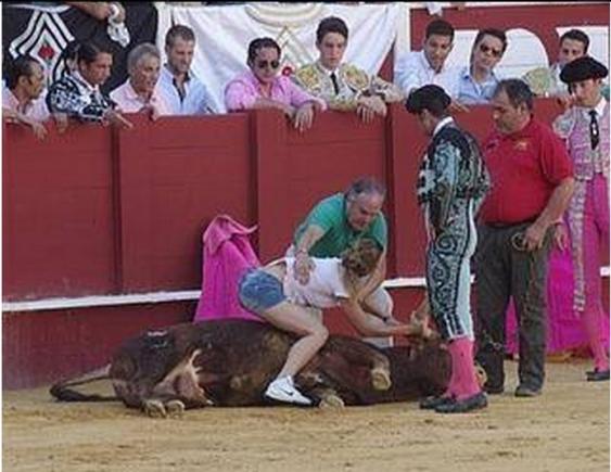 IMPRESIONANT! O activistă din Spania a sărit în mijlocul unei coride, pentru a apăra un taur muribund (VIDEO)