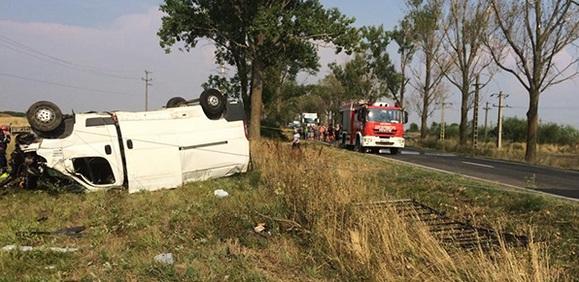 Accident oribil lângă Arad. Un mort şi trei răniţi, după ce un microbuz s-a ciocnit cu un autoturism, pe DN 7